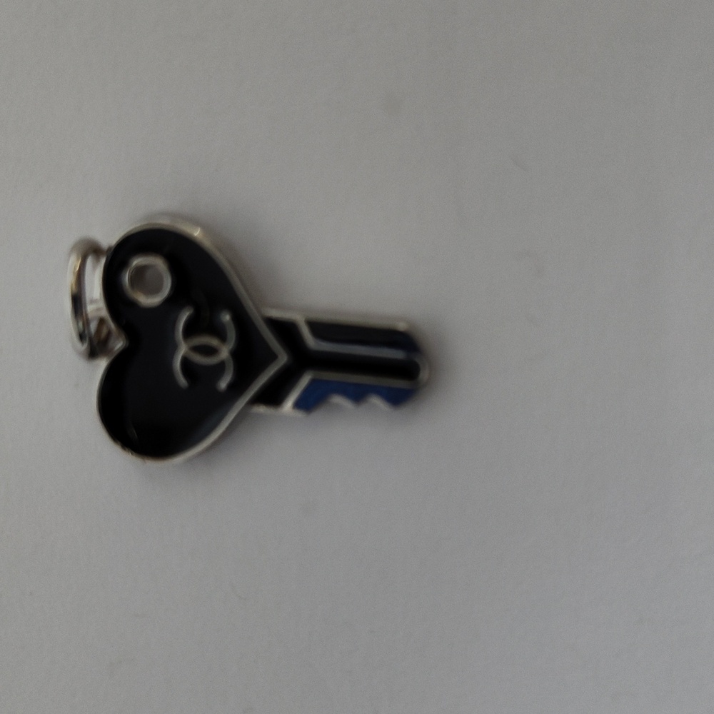 CC Heart Shape Zipper Pull - Picture 3 of 4